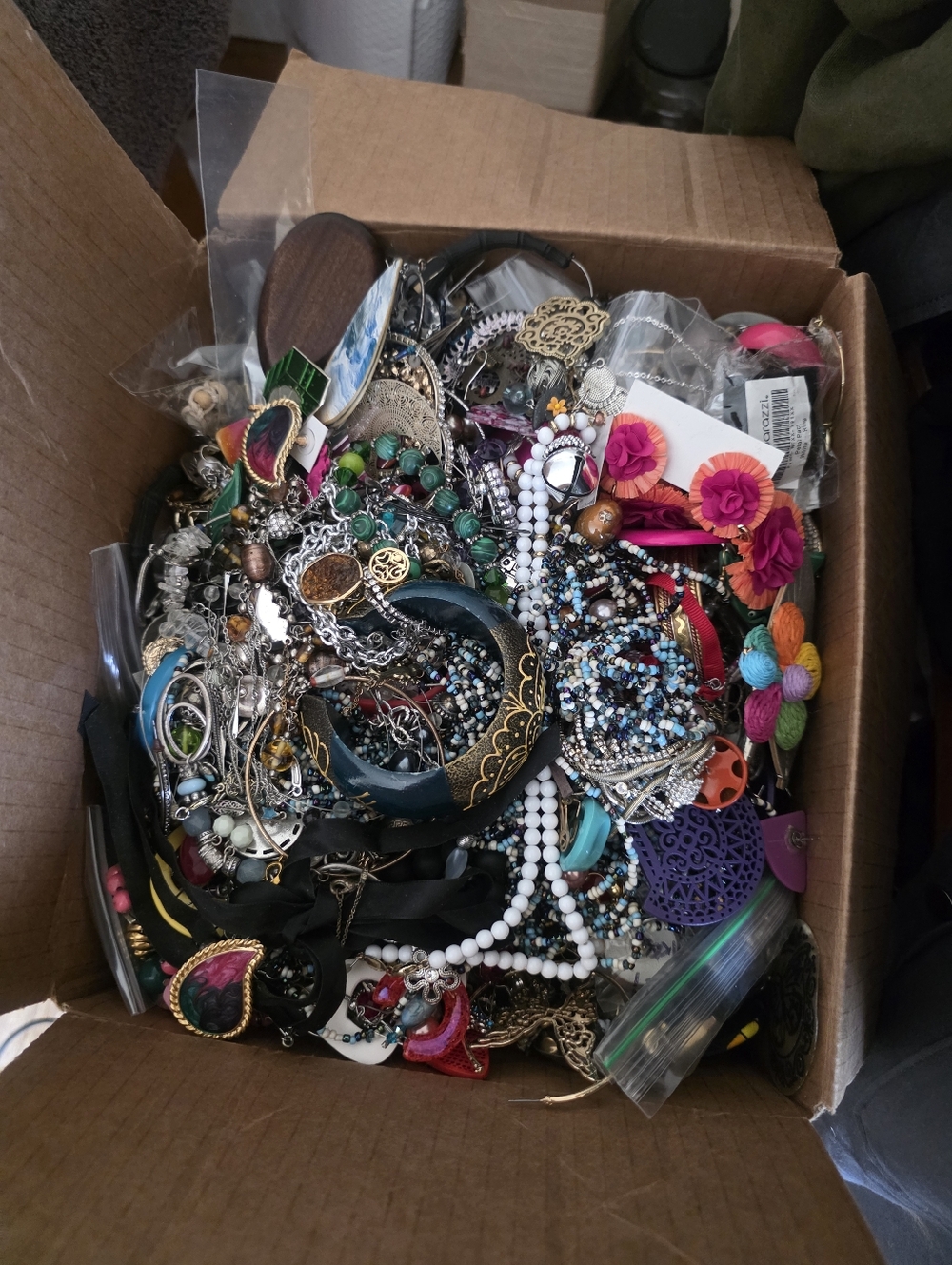 Huge Lot Of 30lbs Of Assorted Costume Jewelry - Picture 10 of 11